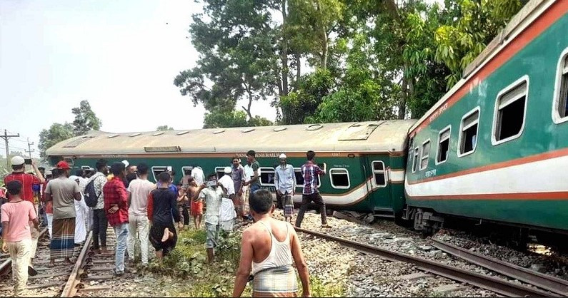 কুমিল্লায় বিজয় এক্সপ্রেসের ৮ বগি লাইনচ্যুত